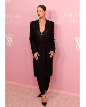 Lily Aldridge Instagram - What a magical night to be back with @VictoriasSecret celebrating #TheTour23 🩷 Thank you for having me for my 10th show 🥹🤗🫶 Love you alllll 🎉🤗🥰
Wearing my fave Love Cloud Bra styled by #CamillaNickerson in @ysl 
Makeup by @hungvanngo 
Hair by @jacobrozenberg 
Nails @nailglam 
Red Carpet photos by @taylorehill 
Thank you @raulmartinez1024 ❤️