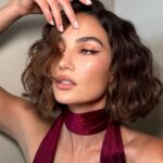 Lily Aldridge Instagram - Vintage Glam for a night out with @renchelseany 🖤 Styled by @daniellegoldberg wearing @newyorkvintageinc ⭐️ Hair @harryjoshhair Makeup @katiejanehughes Nails @ohmynailsnyc #RenHotels Renaissance New York Chelsea Hotel
