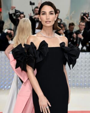 Lily Aldridge Instagram - Dream Night wearing Custom @oscardelarenta for @voguemagazine @metcostumeinstitute 🎀
Thank you @fernandogarciam1205 @tokibunbun and the entire Oscar de la Renta team for all the love & care that was put into creating this look and of course my amazing stylist @daniellegoldberg 💕💕💕
Styled with gorgeous @buchererfinejewellery jewels
 & @gianvitorossi heels
Hair by my ❤️ @brycescarlett
Most beautiful make by @ninapark
Custom Lip Gloss Pink nails by @tombachik 💅🏽

Thank you Anna 🥰

📸 provided by @gettyentertainment @gettyimages