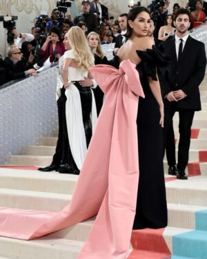 Lily Aldridge Instagram - Dream Night wearing Custom @oscardelarenta for @voguemagazine @metcostumeinstitute 🎀
Thank you @fernandogarciam1205 @tokibunbun and the entire Oscar de la Renta team for all the love & care that was put into creating this look and of course my amazing stylist @daniellegoldberg 💕💕💕
Styled with gorgeous @buchererfinejewellery jewels
 & @gianvitorossi heels
Hair by my ❤️ @brycescarlett
Most beautiful make by @ninapark
Custom Lip Gloss Pink nails by @tombachik 💅🏽

Thank you Anna 🥰

📸 provided by @gettyentertainment @gettyimages