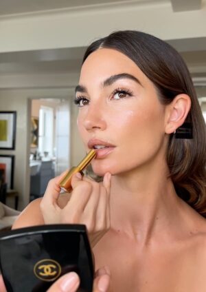 Lily Aldridge Instagram - Chanel Kisses 💋
@welovecoco 
@chanel.beauty 
@cyndlekomarovski