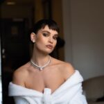 Lily James Instagram - My full @charlottetilbury 90’s inspired glam for the Met Gala, by @valeriaferreiramakeup and Hair by @halleybrisker 🤍 Captured by @matteaston Styled by @rebeccacorbinmurray in Couture @tamararalph and @onlynaturaldiamonds @debeersofficial 🖤 Skin prep @charlottetilburyskincare and @sadaf_jaffari taking care of my skin Nails @betina_goldstein and sun kissed by @skj and finally @_nicgoodwin putting me altogether. Love my team. Artists. You make it special xxxx