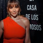Lina Tejeiro Instagram - La casa de que? 😅 Nos vemos esta noche en #LaPrevia y #ElAfterShow junto con @_robertman por @vix 🧡 Descarga la app de @vix y disfruta de contenido exclusivo gratis hasta el 2 de marzo! 🥳 📸 @armaniph