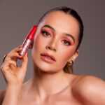 Lina Tejeiro Instagram - A partir de hoy este RÍMEL es el SÍMBOLO del poder y la fuerza interior que tenemos nosotras las mujeres. ❤️💪🏼👀 “Coraje es mi revolución y un recordatorio de nuestra valentía” #Corajebylinatejeiro #TresCapasDeCoraje #coraje #linatejeiro #rimel
