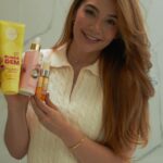 Lina Tejeiro Instagram - Hoy les compartir los tres pasos fundamentales par lograr un pelo hermoso luego de ducharte con @anyeluzcosmetics :   1️⃣ Desenredas con la crema para peinar que ayuda a que tu pelo no se quiebre. 2️⃣ Proteges tu pelo con el termoprotector Blindagem que te cuida del calor de las herramientas capilares como pinzas y secadores. 3️⃣ Finalizas dando brillo, humectación y nutrición con el óleo de Argan.   Tres pasos sencillos, tres productos maravillosos de @anyeluzcosmetics que vas a amar para lograr un pelo y un peinado increíble. Consíguelos en su página web www.anyeluz.com y en todos sus canales de venta.