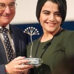Linda Kiani Instagram - : فیلم کوتاه «سامپو» از بیست و هفتمین جشنواره جهانی فیلم «مالاگا» اسپانیا جایزه گرفت. «سامپو» به کارگردانی مرضیه ریاحی، تهیه‌کنندگی حسین کاکاوند و نویسندگی مرجان ریاحی «تندیس بیزناگا» به عنوان بهترین فیلم کوتاه را در بخش تایید حقوق زنان از بیست و هفتمین جشنواره جهانی فیلم «مالاگا» اسپانیا دریافت کرد. در مراسم اختتامیه جشنواره که همزمان با بزرگداشت روز جهانی زن برگزار شد، دکتر شیوا شیرانی دانشمند جوان و فوق دکترای تصویربرداری اشعه‌ی ایکس ساکن شهر مالاگا به نمایندگی از مرضیه ریاحی «تندیس بیزناگا» را دریافت کرد. گل بیزناگا نماد شهر مالاگا و به معنای هدیه‌ای از طرف خداست. در شهر مالاگا بیزناگا به عنوان نمادی از فرهنگ و زیبایی شهر شناخته می‌شود. عوامل «سامپو» عبارتند از: کارگردان: مرضیه ریاحی، تهیه‌کننده: حسین کاکاوند، بازیگران: لیندا کیانی، مریم بوبانی، هیلدا کردبچه و حنان عزیزی، نویسنده: مرجان ریاحی، مدیر فیلمبرداری: مسعود امینی‌تیرانی، مدیر صدابرداری: سامان شهامت، تدوین: هانی سلمانی، طراح صحنه: فائزه محمدی، طراح لباس: لیلا طاهری، دستیار کارگردان و برنامه‌ریز: سعید آهنج، مدیر تولید: هومن محمودی، گریم: هانیه الوند، منشی صحنه: شیدا شعبانی، عکاس صحنه: مهسا عباسی، اصلاح نور و رنگ: سامان مجدوفایی، جلوه‌های ویژه: علیرضا قادری اقدم، طراحی و صداگذاری: سامان شهامت، صدابردار: جابر انصاریان، فیلمبردار پشت صحنه: مصطفی امامی، عکاس پوستر: فتاح ذی نوری، طراح پوستر: علیرضا ربیع‌مقدم، طراح لوگو: علیرضا قادری اقدم، گروه فیلمبرداری: مهدی حسینی، احسان نادری، حسین باباخانی، علی فتحی، مسئول هماهنگی: عباس سمائی، امیرحسین بغدادی، جانشین تهیه‌کننده: محمود سمائی، جانشین مدیر تولید: حمید مرادخانی، مدیر تدارکات: فرهاد غلام‌زاده، دستیاران صحنه: امیرحسین محمدیاری، آیدا چرخیان، آرمیتا فرج الهی، دستیار صدا: حسین داغلانی، دستیار دوم کارگردان: مبینا بنکار، ترجمه انگلیسی برای زیرنویس: بونا الخاص، تجهیزات فنی: رضا حماسی – اپیک، تدارکات: مجتبی خوش افکار، تهیه‌غذا: رستوران بهار – ابراهیم خانجانی، خدمات: امید جمشیدی، حمل و نقل: علیرضا نیستانی نایینی، ابوالفضل نظرک، آرش احمد نژاد، بهرام خسروی، صمد اسدالهی سیس، ابراهیم پارسا نژاد، محصول کاکو فیلم. Sampo, directed by Marziyeh Riahi, produced by Hossein Kakavand and written by Marjan Riahi, won the Silver Biznaga at the 27th Malaga Film Festival in Spain. #27málagafestival Festival de Málaga