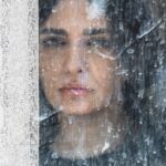 Linda Kiani Instagram - موهای تو در تارهای حنجره‌ام گیر کرده‌اند از خواب می‌پرانی‌ام حالا مرا دوباره بخوابان در زیر آفتاب بخوابان از دیگران جدا بخوابان تنها بخوابان و در کنار حفره گنجشکی بخوابان و در بهار بخوابان. از پشت سر بیا و،نگاهم کن این‌جا آری همین‌جا مرا بخوابان… #رضابراهینی