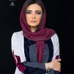 Linda Kiani Instagram - فقط یک کلبه میبینم پر از لحظه های اکنون. من پاییز را دوست ندارم. من گرمای درخت گردو را به برگهای زرد فرو افتاده نمیفروشم. من مال فصل انگورم ... خستگی باستانی ، خستگی باستانی خستگی موروثی ، ذره ذره از تنم به در میشود. آرامش پر بار این درخت به من هم سرایت کرده است ، خوبم ، خوشم ، کجام ؟ هیچ جا. نیمه شب است یا نزدیکِ سحر ؟ نمیدانم. انگار در مکثی خالی، میانِ دو‌دقیقه پر هیاهو نشسته ام. میان بی نهایت گذشته و بی نهایت فردا. و نگاهم خیره به عنکبوتیست که آرام توری نازک میبافد…
