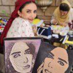 Linda Kiani Instagram - و امروز بهار را به سنتِ خودش بدرقه کردیم... قدری خاکِ غصه هامان را با مُغار ، شخم زدیم تا ریشه ی شادی جان بگیرد... قدری فکروخیال را به آخرین بادِ بهار واگذار کردیم تا بپیچد دورِ سرِ اطلسی ها و رازقی ها ، تا احوالمان بوی برگِ گل بهار گیرد..... قدری خنده درو کردیم... قدری چای با طعمِ دردِدل نوش کردیم... قدری گیلاس در باغچه ی کوچکِ کاغذی مان کاشتیم... قدری بستنی لیموی ایلیو خوردیم و در تار و پودِ پارچه هامان ، عطرِ لیمو کاشتیم... قدری مُهر ساختیم و مقادیر بی کرانی مِهر در سازِ دلِ یکدیگر نواختیم... امروز بهار را به سنتِ خودش بدرقه کردیم... باشد که پشت پایش سبز باشد و مُهرِ خوش خبری و خوش احوالی بکارد پای دفترِ تابستانمان... القصه که در بدرقه ی بهار جای شما خالی بود بسیار...
