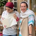 Linda Kiani Instagram - و امروز بهار را به سنتِ خودش بدرقه کردیم... قدری خاکِ غصه هامان را با مُغار ، شخم زدیم تا ریشه ی شادی جان بگیرد... قدری فکروخیال را به آخرین بادِ بهار واگذار کردیم تا بپیچد دورِ سرِ اطلسی ها و رازقی ها ، تا احوالمان بوی برگِ گل بهار گیرد..... قدری خنده درو کردیم... قدری چای با طعمِ دردِدل نوش کردیم... قدری گیلاس در باغچه ی کوچکِ کاغذی مان کاشتیم... قدری بستنی لیموی ایلیو خوردیم و در تار و پودِ پارچه هامان ، عطرِ لیمو کاشتیم... قدری مُهر ساختیم و مقادیر بی کرانی مِهر در سازِ دلِ یکدیگر نواختیم... امروز بهار را به سنتِ خودش بدرقه کردیم... باشد که پشت پایش سبز باشد و مُهرِ خوش خبری و خوش احوالی بکارد پای دفترِ تابستانمان... القصه که در بدرقه ی بهار جای شما خالی بود بسیار...