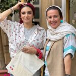Linda Kiani Instagram - و امروز بهار را به سنتِ خودش بدرقه کردیم... قدری خاکِ غصه هامان را با مُغار ، شخم زدیم تا ریشه ی شادی جان بگیرد... قدری فکروخیال را به آخرین بادِ بهار واگذار کردیم تا بپیچد دورِ سرِ اطلسی ها و رازقی ها ، تا احوالمان بوی برگِ گل بهار گیرد..... قدری خنده درو کردیم... قدری چای با طعمِ دردِدل نوش کردیم... قدری گیلاس در باغچه ی کوچکِ کاغذی مان کاشتیم... قدری بستنی لیموی ایلیو خوردیم و در تار و پودِ پارچه هامان ، عطرِ لیمو کاشتیم... قدری مُهر ساختیم و مقادیر بی کرانی مِهر در سازِ دلِ یکدیگر نواختیم... امروز بهار را به سنتِ خودش بدرقه کردیم... باشد که پشت پایش سبز باشد و مُهرِ خوش خبری و خوش احوالی بکارد پای دفترِ تابستانمان... القصه که در بدرقه ی بهار جای شما خالی بود بسیار...