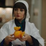 Linda Kiani Instagram - "بازيووو " از چهارشنبه در سينماهاي سراسر كشور/ رونمايي از آنونس در آستانه اكران، آنونس "بازيووو" رونمايي شد. در آستانه اكران فيلم سينمايي "بازيووو" به كارگرداني اميرحسين قهرايي و تهيه كنندگي سيدغلامرضا موسوي آنونس اين فيلم رونمايي شد. "بازيوو" يكي از متفاوت ترين تجربه هاي سينماي كودك و نوجوان در ايران، موفق به دریافت ٤ جايزه ی: پروانه زرين بهترين كارگرداني، ديپلم افتخار بهترين فيلمنامه، جايزه ويژه كسب و كار و تنديس مركز توسعه سينماي كودك از سي و دومين جشنواره بين المللي فيلم كودك و نوجوان اصفهان است. پژمان بازغي، برزو ارجمند، محمد رضا هدایتی، ليندا كياني، سحر ذكريا، مجید افشاری و رضا شفيعی جم با همراهی بازیگران کودک: ايليا نصرالهی، هليا صمدزاده، آرين دهقان نژاد، محمدهادي جعفری، حنانه آجرلو، فربد احمدی، ويهان معراجی در این فیلم نقش آفرینی کرده اند. بازیووو داستان "ماپان" مخترع بازی ها و خالق سرزمین "بازیووو" است که برای نجات سرزمينش از چنگال "سیلوس" به دنبال پیدا کردن قهرمانی از میان بچه هاست، اما ژوبین پسر بچه دست و پا چلفتی بدترین انتخاب ممکن براي اين كار است. ساير عوامل فيلم عبارتند از: تهيه کننده اجرايی: ميثم معراجی، مديرفيلمبرداری: سهيل نوروزی، تدوين: امير شيبان خاقانی، نويسنده: سلمان خورشيدي، طراح صحنه: بهمن زربخش، مدير برنامه ريزی و سرپرست گروه کارگرداني: امير سليمانی، طراح جلوه های ويژه: امير محمد زاده، طراحی و ترکيب صدا: نعيم مسچيان، مدير صدابرداری: امير حاتمی، طراح چهره پردازی: ميثم قراگزلو، آهنگساز: آرمین قیطاسی، ترانه سرا: کیوان نظری، طراح لباس: بهار خليلی فرد، منشی صحنه: فرشته حجازی، جانشين توليد: سعيد ميرزایی، دستيار توليد: مسعود ساکت اف، مدير تدارکات: محسن ظفری، طراح حركات موزون: حميد عالى مقدم، طراح بدلكاری: امير بدری، مشاور رسانه اي و مدير تبليغات: نگین موسوی، عكس: صالح عبدي، طراح پوستر: امير گل محمدي، سرمايه گذاران: سيدغلامرضا موسوي، ميثم معراجي، نگارگران سرزمين تماشا (ایران تیک)، اميرشيبان خاقاني، هستي فرنشان. #فيلميران #پژمان_بازغي #برزو_ارجمند #رضا_شفيعي_جم #محمدرضا_هدايتي #ليندا_كياني #سحر_ذكريا