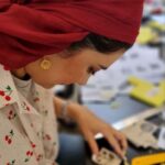 Linda Kiani Instagram - و امروز بهار را به سنتِ خودش بدرقه کردیم... قدری خاکِ غصه هامان را با مُغار ، شخم زدیم تا ریشه ی شادی جان بگیرد... قدری فکروخیال را به آخرین بادِ بهار واگذار کردیم تا بپیچد دورِ سرِ اطلسی ها و رازقی ها ، تا احوالمان بوی برگِ گل بهار گیرد..... قدری خنده درو کردیم... قدری چای با طعمِ دردِدل نوش کردیم... قدری گیلاس در باغچه ی کوچکِ کاغذی مان کاشتیم... قدری بستنی لیموی ایلیو خوردیم و در تار و پودِ پارچه هامان ، عطرِ لیمو کاشتیم... قدری مُهر ساختیم و مقادیر بی کرانی مِهر در سازِ دلِ یکدیگر نواختیم... امروز بهار را به سنتِ خودش بدرقه کردیم... باشد که پشت پایش سبز باشد و مُهرِ خوش خبری و خوش احوالی بکارد پای دفترِ تابستانمان... القصه که در بدرقه ی بهار جای شما خالی بود بسیار...