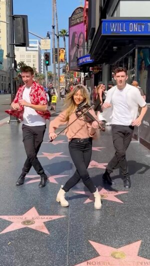 Lindsey Stirling Instagram - Sleigh JIVE with @lindseystirling! 🛷😉

#christmas #reelsinstagram #sleighride #exploremore #dance