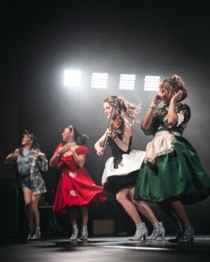 Lindsey Stirling Instagram - Can’t believe we only have 5 shows left in the US camera @thewastingtimeco