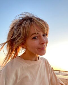 Lindsey Stirling Instagram - Life can be messy, painful and often it doesn’t make sense. Betrayal has hit me hard this week so when the feelings get too painful I remind myself that: I am worth loving. I am strong. I will heal. I am kind. I will regain my light.