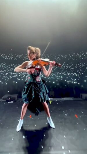 Lindsey Stirling Instagram - #audience #liveshow