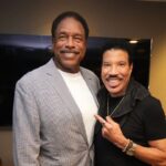 Lionel Richie Instagram - Starting a band…😂 @davewinfieldhof @jimmykimmel @magicjohnson Photo : Dirk Vanoucek The Forum
