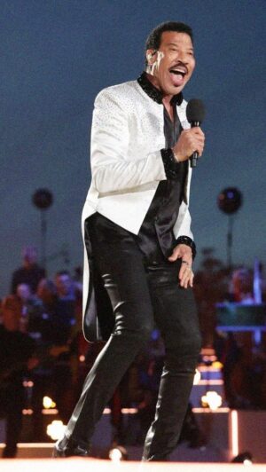 Lionel Richie Instagram - Live between #AmericanIdol and Windsor Castle today for the Coronation Concert ✨