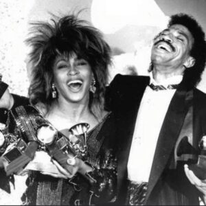Lionel Richie Instagram - What a life! What a show! What a talent! Your resilience was a lesson for us all. I will miss you, my dear friend! Thanks for the memories…🕊️🖤
#tinaturner
