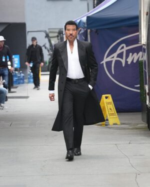 Lionel Richie Instagram - THE GRAND FINALE// Unforgettable Moments, Extraordinary Talent ⭐️ It’s time to find the Next #AMERICANIDOL! Let’s go !! 

In full @ysl @davethomasstyle 

📸 Dirk Vanoucek