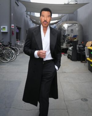 Lionel Richie Instagram - THE GRAND FINALE// Unforgettable Moments, Extraordinary Talent ⭐️ It’s time to find the Next #AMERICANIDOL! Let’s go !! 

In full @ysl @davethomasstyle 

📸 Dirk Vanoucek