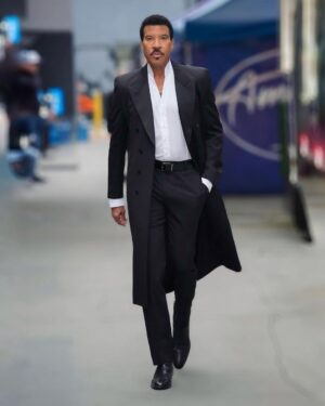 Lionel Richie Instagram - THE GRAND FINALE// Unforgettable Moments, Extraordinary Talent ⭐️ It’s time to find the Next #AMERICANIDOL! Let’s go !! 

In full @ysl @davethomasstyle 

📸 Dirk Vanoucek