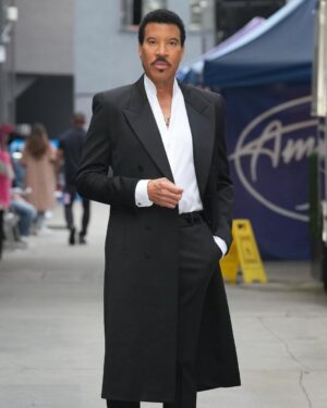 Lionel Richie Instagram - THE GRAND FINALE// Unforgettable Moments, Extraordinary Talent ⭐️ It’s time to find the Next #AMERICANIDOL! Let’s go !! 

In full @ysl @davethomasstyle 

📸 Dirk Vanoucek