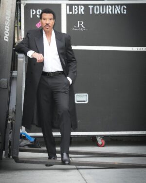 Lionel Richie Instagram - THE GRAND FINALE// Unforgettable Moments, Extraordinary Talent ⭐️ It’s time to find the Next #AMERICANIDOL! Let’s go !! 

In full @ysl @davethomasstyle 

📸 Dirk Vanoucek