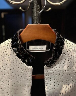 Lionel Richie Instagram - The little details about the big picture…✨ 

Custom designed satin tailcoat by @davethomasstyle with black @swarovski hand beading on collar and cuffs and an explosion of crystals cascading from the shoulders. - Thanks Dave 🤩