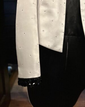 Lionel Richie Instagram - The little details about the big picture…✨ 

Custom designed satin tailcoat by @davethomasstyle with black @swarovski hand beading on collar and cuffs and an explosion of crystals cascading from the shoulders. - Thanks Dave 🤩