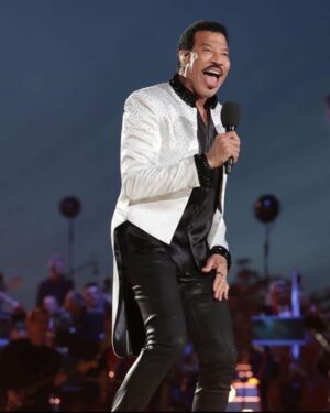 Lionel Richie Instagram - The little details about the big picture…✨ 

Custom designed satin tailcoat by @davethomasstyle with black @swarovski hand beading on collar and cuffs and an explosion of crystals cascading from the shoulders. - Thanks Dave 🤩