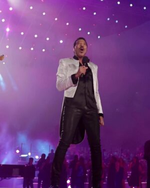 Lionel Richie Instagram - The little details about the big picture…✨ 

Custom designed satin tailcoat by @davethomasstyle with black @swarovski hand beading on collar and cuffs and an explosion of crystals cascading from the shoulders. - Thanks Dave 🤩
