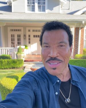 Lionel Richie Instagram - It’s so good to go back home and bring my #idol family. It all starts TONIGHT on ABC!