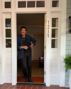 Lionel Richie Instagram - It’s so good to go back home and bring my #idol family. It all starts TONIGHT on ABC!