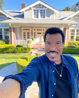 Lionel Richie Instagram - It’s so good to go back home and bring my #idol family. It all starts TONIGHT on ABC!