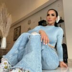 Lis Vega Instagram - 💙 deja que baile tu corazón , di una palabra amable, regala una sonrisa , inspira amor , se bondadoso/a empatico/a deja un destello de luz cada día de tu vida a tu paso 🫶🏼♾️ No sabemos por las batallas internas que están pasando las personas que nos rodean y en nuestro camino 🫶🏼 Apaga el ruido exterior y vuela 🦋 #goodday #loveislove #loveyourself