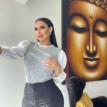 Lis Vega Instagram - El destino lo construyes día a día , el camino hay que abrazarlo, amarlo , agradecerlo , sentirlo y vibrarlo 🫶🏼♾️ Un día a la vez 🙌🏻♾️ solo por hoy 🤍 Todo pasa , todo sana y todo se transforma desde el amor 🕉️ #namaste #lapoetadelourbano #mylife 🫶🏼