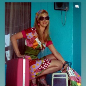 Lisa Kudrow Instagram - One of my favorite Michele outfits… happy 25 Anniversary and Thank you Vogue. And Keaton! @keaton.kilde.bell #romyandmichele