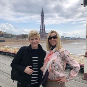 Lisa Kudrow Instagram - FEEL GOOD trailer in bio. Can’t stop watching @hooraymae and Charlotte Ritchie because they are sooo good. Also got to work with Adrian Lukis (Wickham!) and the fantastic #SophieThompson.
#FeelGood on @channel4 in the UK in March & @netflix in the US on March 19