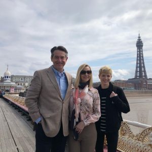 Lisa Kudrow Instagram - FEEL GOOD trailer in bio. Can’t stop watching @hooraymae and Charlotte Ritchie because they are sooo good. Also got to work with Adrian Lukis (Wickham!) and the fantastic #SophieThompson.
#FeelGood on @channel4 in the UK in March & @netflix in the US on March 19