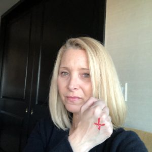 Lisa Kudrow Instagram - Slavery still exists and I’m NOT ok with it.
Let’s SHINE A LIGHT ON SLAVERY TOGETHER until all people are free.
Learn more at @enditmovement #enditmovement❌