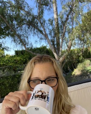 Lisa Kudrow Instagram - Last day for season1-3 @friends stuff at represent.com/friends (link in bio). #friendsreunion