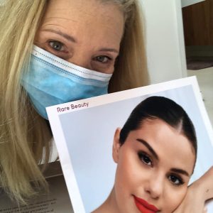Lisa Kudrow Instagram - Thank you @selenagomez this was a fun boost to open up. Big thanks for your openness around mental health, now more than ever. One avenue for help is in my bio. #OpenMind #OpenMind/#WOW #uclawowsummit #RNPHBOA #mentalhealth @uclafriendsofsemel @uclahealth