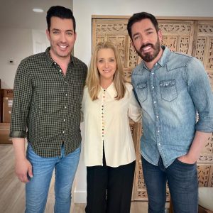 Lisa Kudrow Instagram - Tonight on #ciou I risk extreme danger for Cousin Thea @ritatrack  thank you @propertybrothers @hgtv