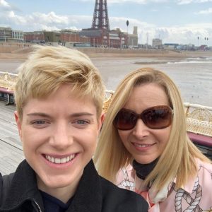Lisa Kudrow Instagram - FEEL GOOD trailer in bio. Can’t stop watching @hooraymae and Charlotte Ritchie because they are sooo good. Also got to work with Adrian Lukis (Wickham!) and the fantastic #SophieThompson.
#FeelGood on @channel4 in the UK in March & @netflix in the US on March 19