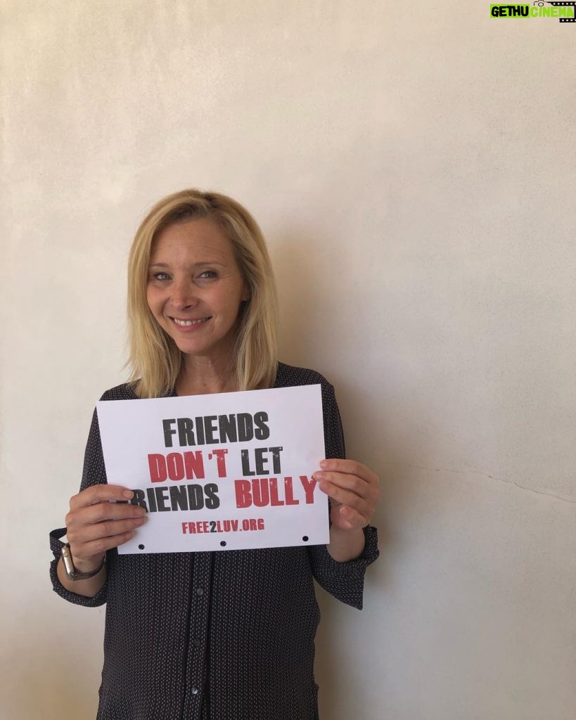 Lisa Kudrow Instagram - I stand up to #bullying. Do you? I challenge you to join me and @Free_2_Luv and let the world know #FriendsDontLetFriendsBully. Print your own sign. Link in @Free_2_Luv bio. #ENDbullying