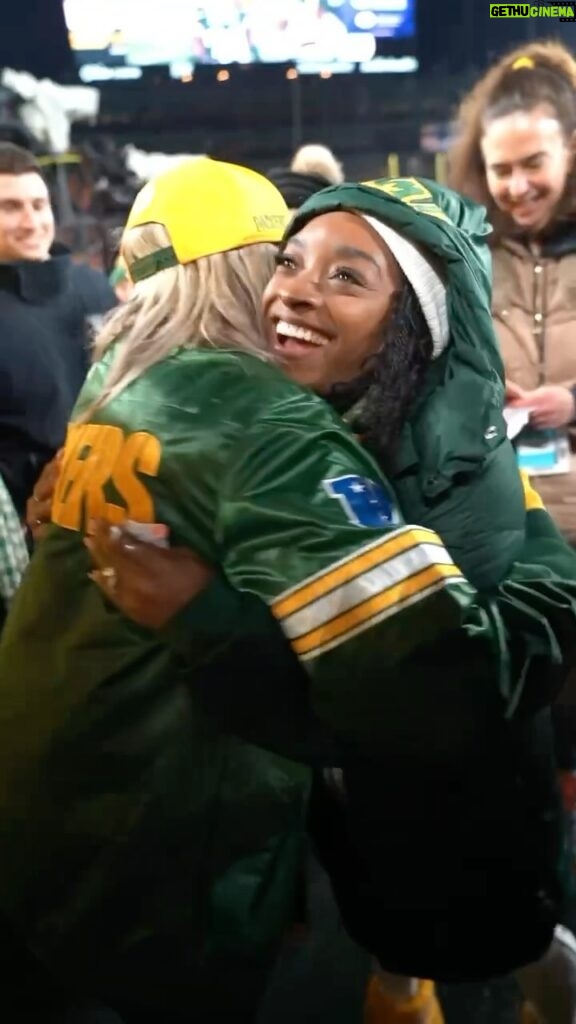 Liv Morgan Instagram - @yaonlylivvonce spent her Sunday with @showtyme_33 and @simonebiles ahead of @packers vs. @chiefs at @lambeaufield! @snfonnbc