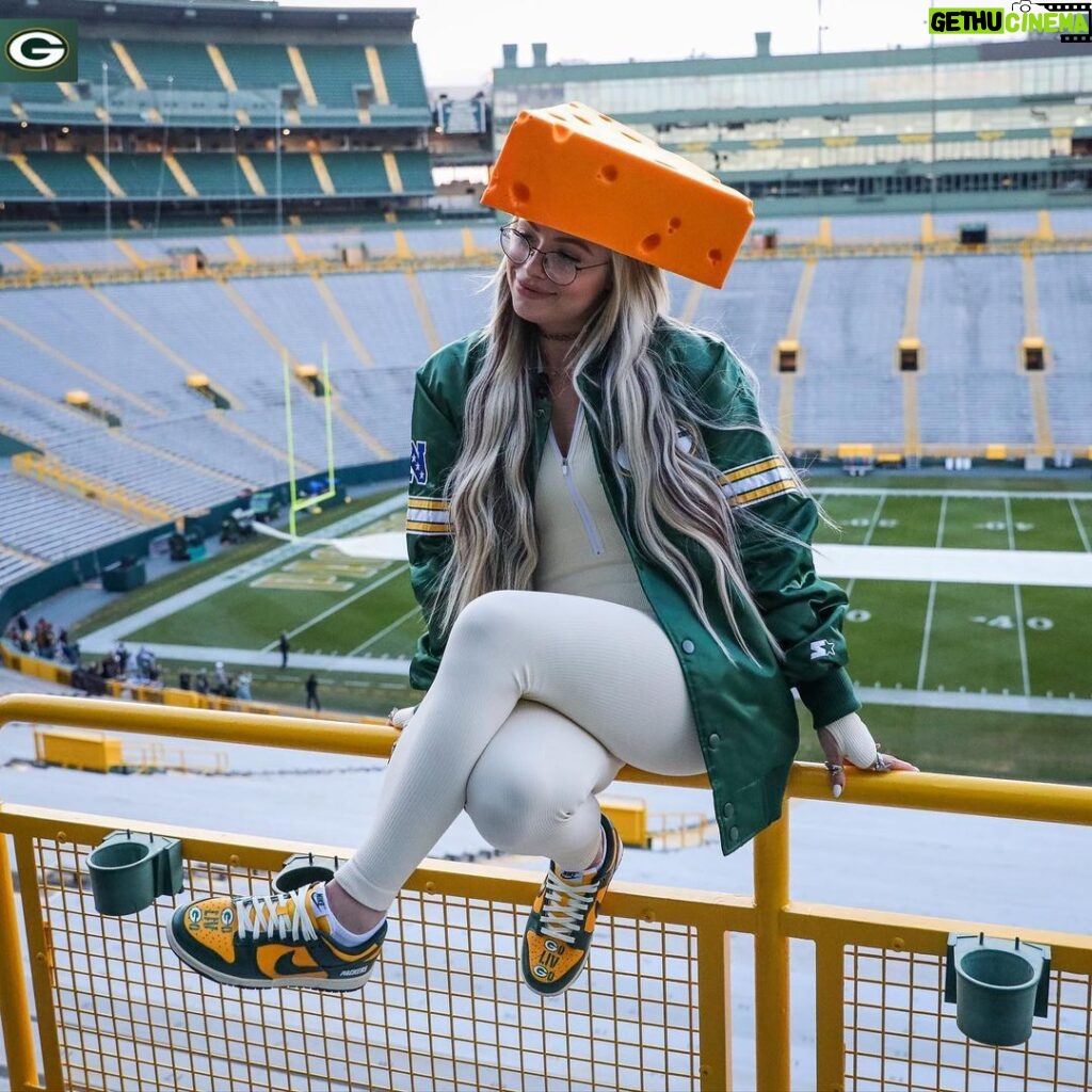 Liv Morgan Instagram - @wwe Superstar @yaonlylivvonce is here! Liv Morgan took a tour of @lambeaufield & surprised @showtyme_33 with a #Packers WWE Legacy Title Belt. 🏆 #GoPackGo Lambeau Field