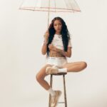 Lizeth Selene Instagram - La autenticidad y encanto de Selene son algunos de los atributos que pudimos conocer en esta nueva edición de Marie Claire donde protagoniza nuestra portada junto a @calvinklein. Selene se ha convertido en una voz joven capaz de mover a otros. Nos mostró su lado más real, intereses espirituales y filosofía de vida: “Todo lo que hagas en esta vida tendrá que ver con la eternidad”, comentó @lizethselene 🦋❤️‍🔥 También nos habló sobre su próxima serie “Yellow” y su personaje Nico✨ Créditos: Director editorial: @gerardangulo Fotografía: @Carlos_ruizc Realización: @sergio.valenzuelach Maquillaje: Gustavo Bortoloti Peinado: @Carlosarriolahair Asistente de Fotografía: @eugenio_vargaci Asistente de Moda: @michortizand y @lilly.azul Asistente de Producción: @marthalvarezbernal